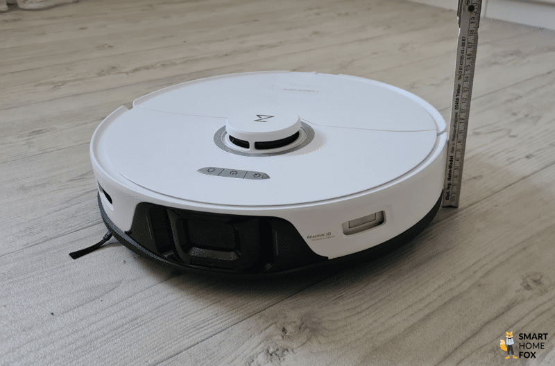 Roborock S8+ измеряется с помощью линейки.